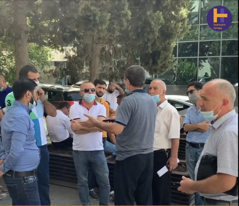 Evlərini itirən vətəndaşlar Prokurorluq qarşısında etiraz aksiyası keçirib