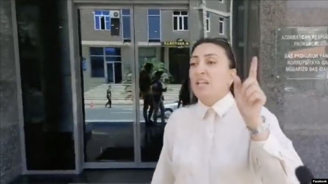 Həyat yoldaşı Əfqan Sadıqovla görüşüb