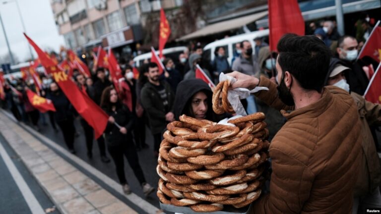 Türkiyədə yaranmış ağır iqtisadi vəziyyətə görə hökümətin reytinqi düşüb