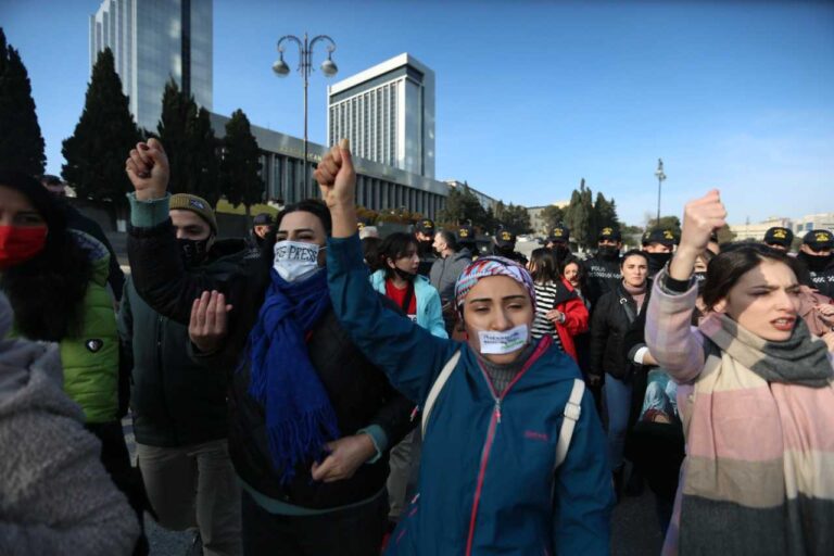 Jurnalistlər yeni media lahiyəsinə qarşı etiraz aksiyası keçirib