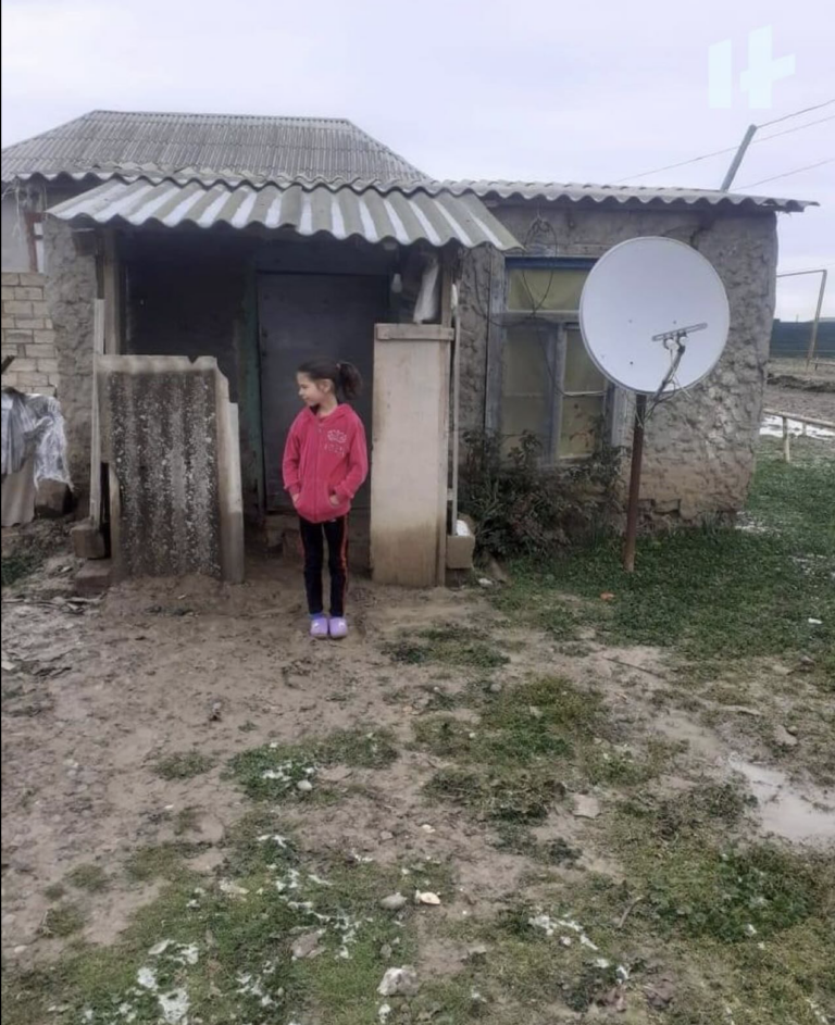 Soyuq qış günlərində evini isidə bilməyən ailəyə kömək edən olmayıb