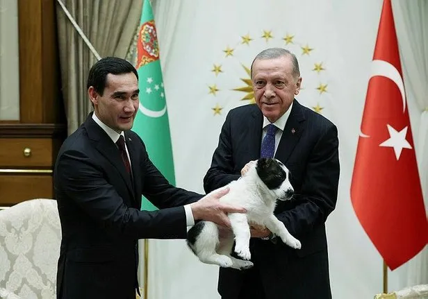 Berdiməhəmmədov Erdoğana “Türkmənistanın fəxri ağsaqqalı” adını verib
