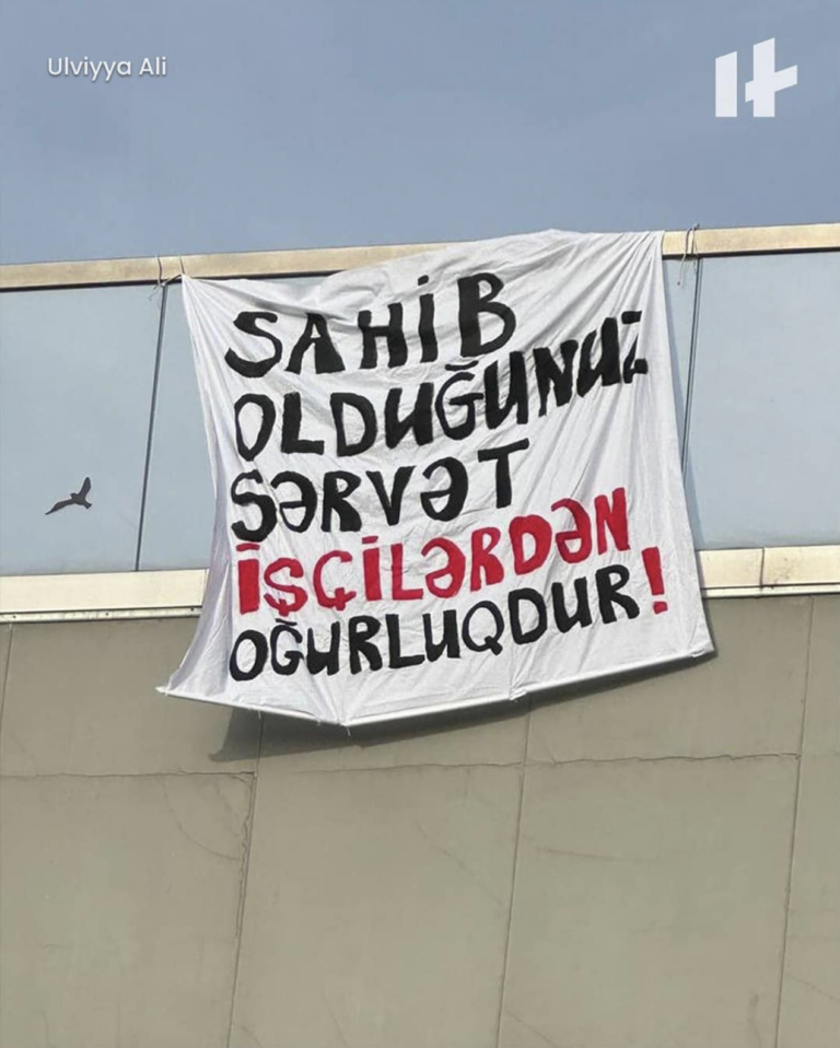 1 May Beynəlxalq Əmək Günündə işçi haqları fəalları Bakıda banner asıblar