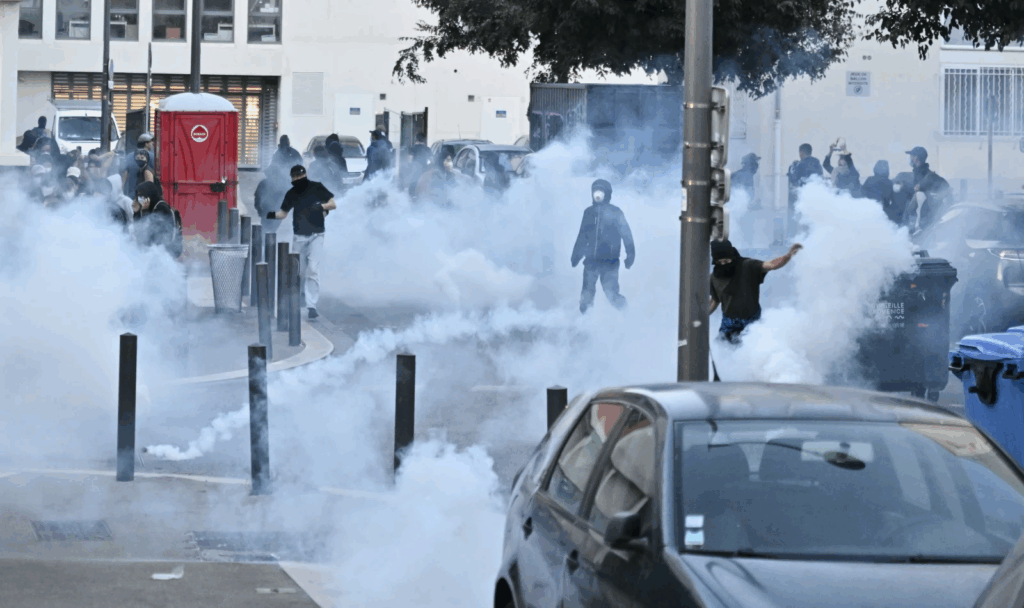 Fransanın cənubunda, Marseldə, 10 Sentyabr, 2025-ci il, "Hər şeyi bloklayın" hərəkatının etirazları zamanı Fransa polisi etirazçılara gözyaşardıcı qaz bombası atıb \ AP Photo/Philippe Magoni - Fransada etirazlar