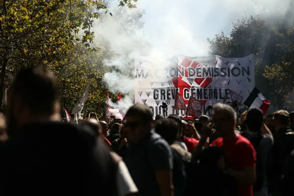 Parisdə etirazçılar əllərində "Makron istefa. Ümumi tətil" yazılmış pankart qaldırıblar \ Alain Jocard/Agence France-Presse - Fransada etirazlar
