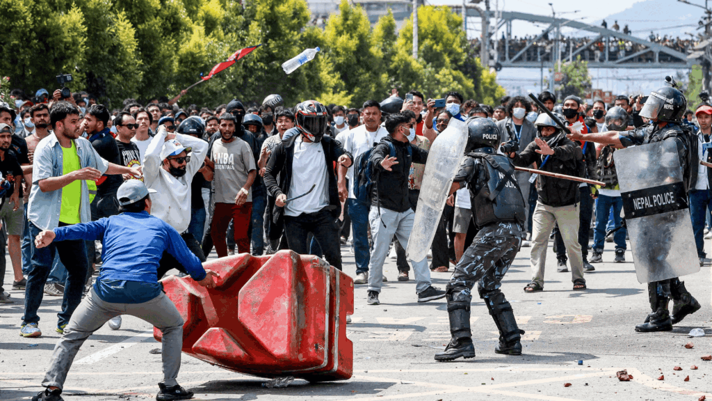 Nepalda çevik polis ilə etirazçılar arasında toqquşmalar / AFP/Getty Images - Nepalda hökumət devrildi
