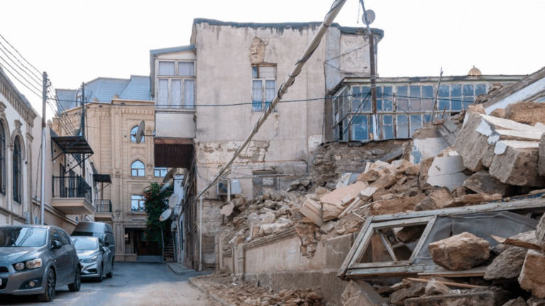 Bakı yaddaşsızlaşdırılır: Mehriban Əliyeva UNESCO-da, Bayır Şəhər isə ekskavatorun altında