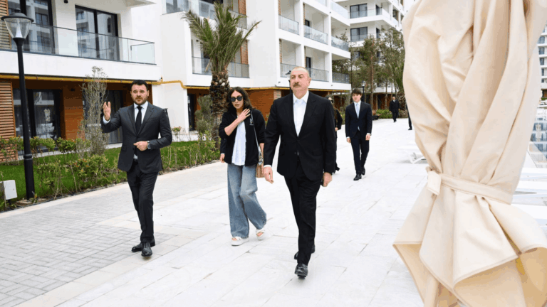 Emin Ağalarovun obyektində işləyən fəhlələr maaşların gecikdirildiyini deyir