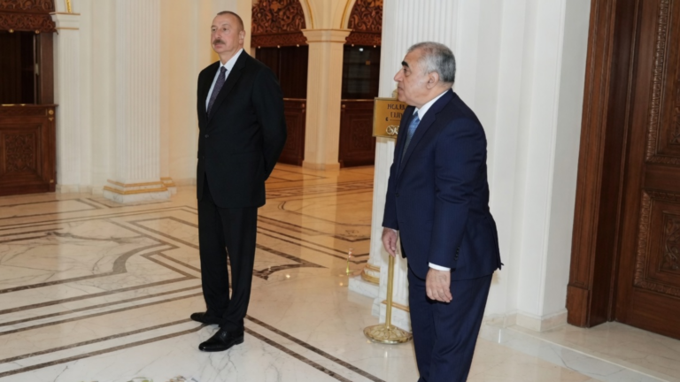Baş nazir Əli Əsədovun biznes imperiyası ilə bağlı iddialar yayılıb