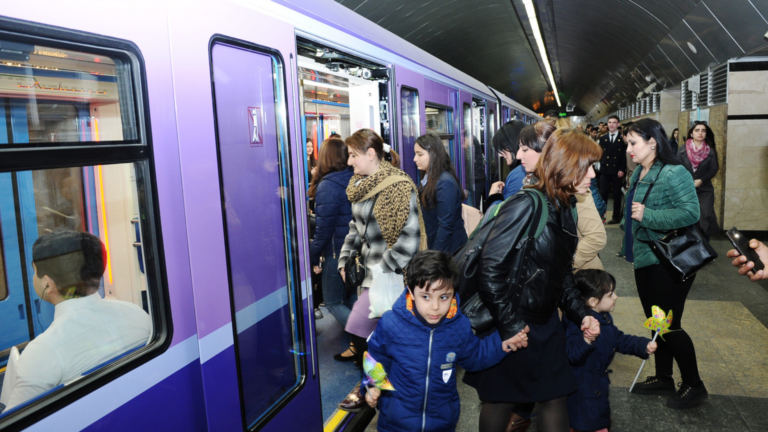 Bütün metro stansiyalarında sərnişinlərin girişinə müvəqqəti məhdudiyyət tətbiq edilib