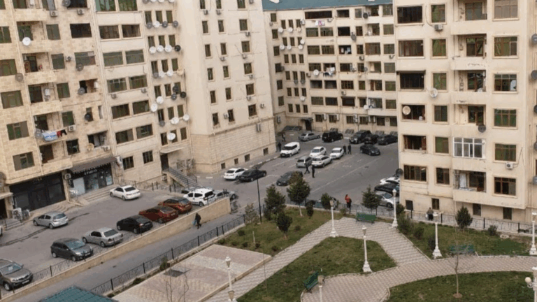 Xırdalanda suya görə etiraz edənlər yolu bağladı