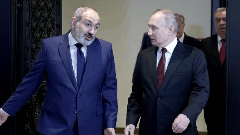 Putin danışdı, Paşinyan gülərək cavab verdi