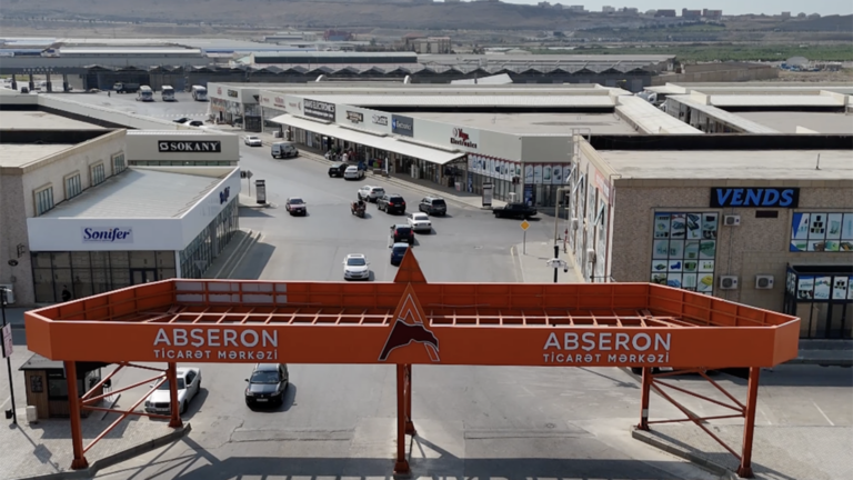 Yağış sonrası Abşeron bazarı ərazisi suyun altında qalıb