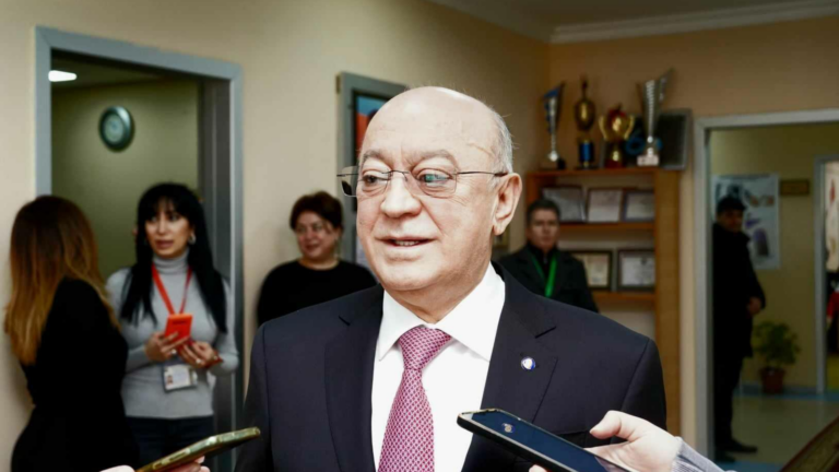 Əsas yollar su altındadır, FHN Kəmaləddinin bağına dolan suyu qurudur