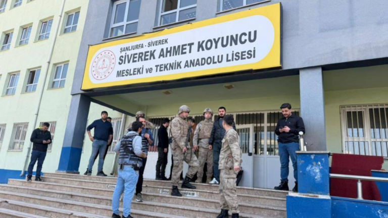 Türkiyədə keçmiş şagird liseyə silahlı hücum edib