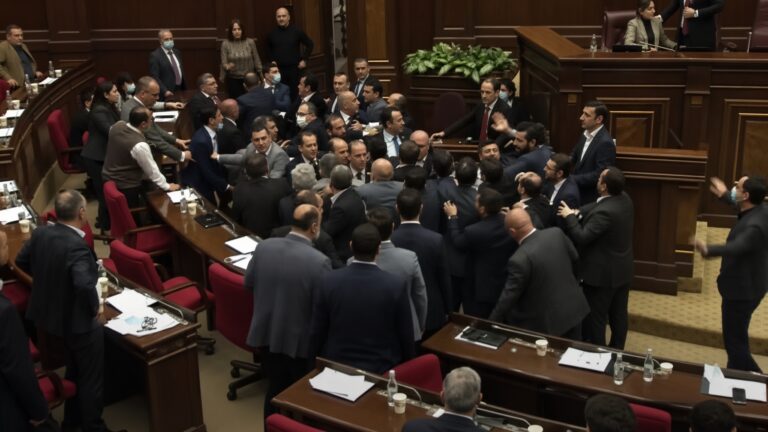 Ermənistan parlamentində Qarabağ və Avropa inteqrasiyası ilə bağlı gərginlik yaşanıb
