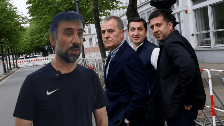 Bloqer Hikmət Hacıyev və Ceyhun Bayramova suallar ünvanlayıb
