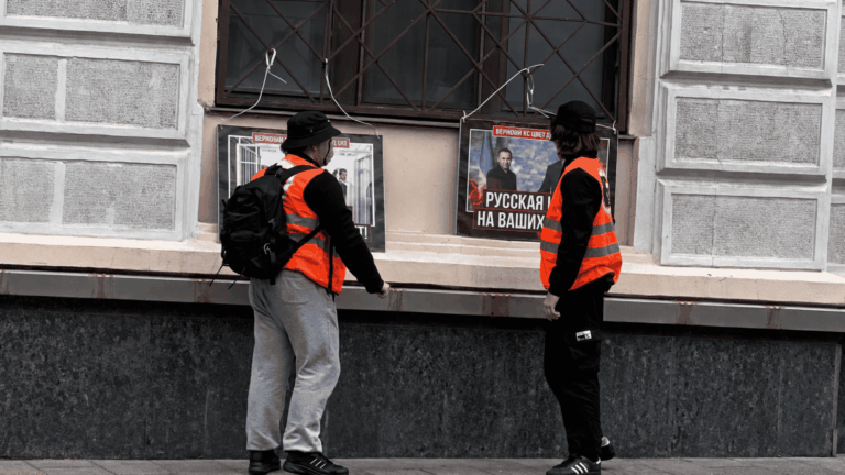 Bir qrup şəxs Azərbaycanın Moskvadakı səfirliyinin qonaq evinin qarşısına bannerlər asıb