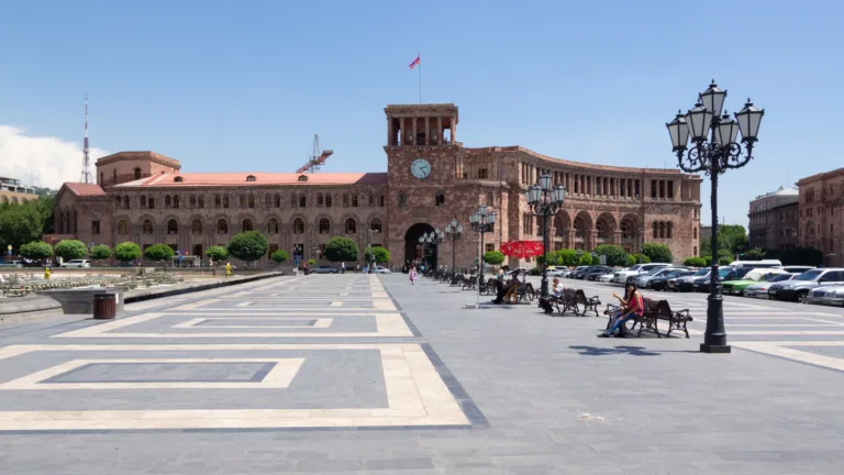 Paşinyan seçki rüşvəti paylayanları təhdid edib